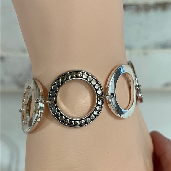 Chic Silver Plated Circle Bracelet - Picture 4 of 9